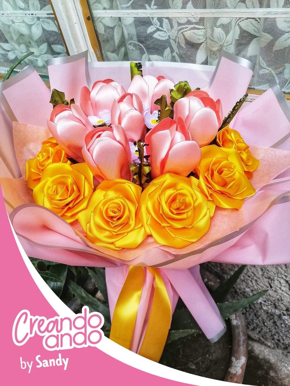 Ramo de flores de listón en tonos rosa y amarillo con papel coreano
