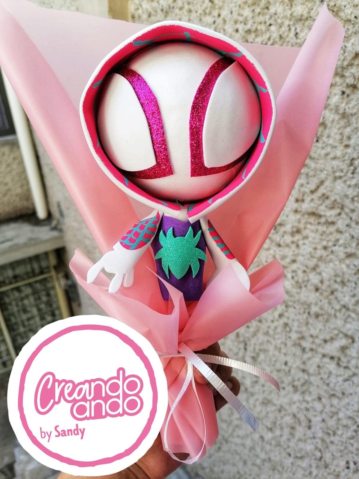 Bouquet en papel rosa con figura de Spider-Gwen, trabajo real de CreandoAndo