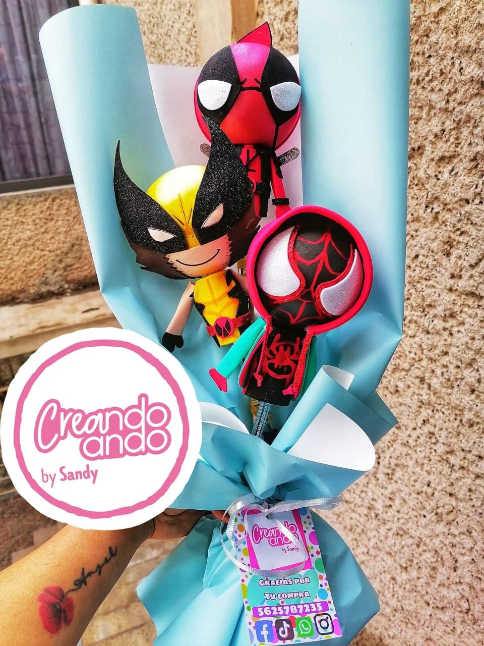 Bouquet en papel turquesa con figuras de Wolverine y héroes arácnidos, trabajo real de CreandoAndo