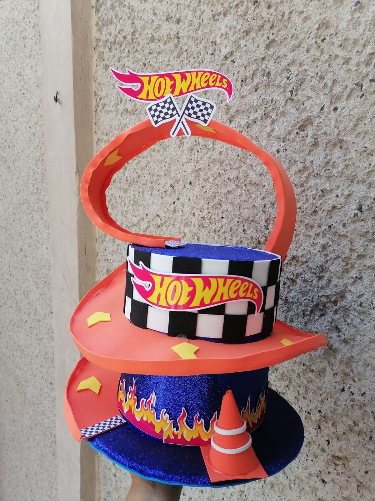 Base para cupcakes de fomi tema Hot Wheels con pista naranja, cuadros de carreras y cono, hecha a mano