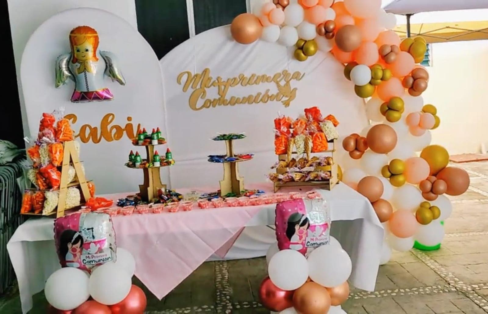 Columna vs arco de globos: cuál conviene y cuánto cuesta