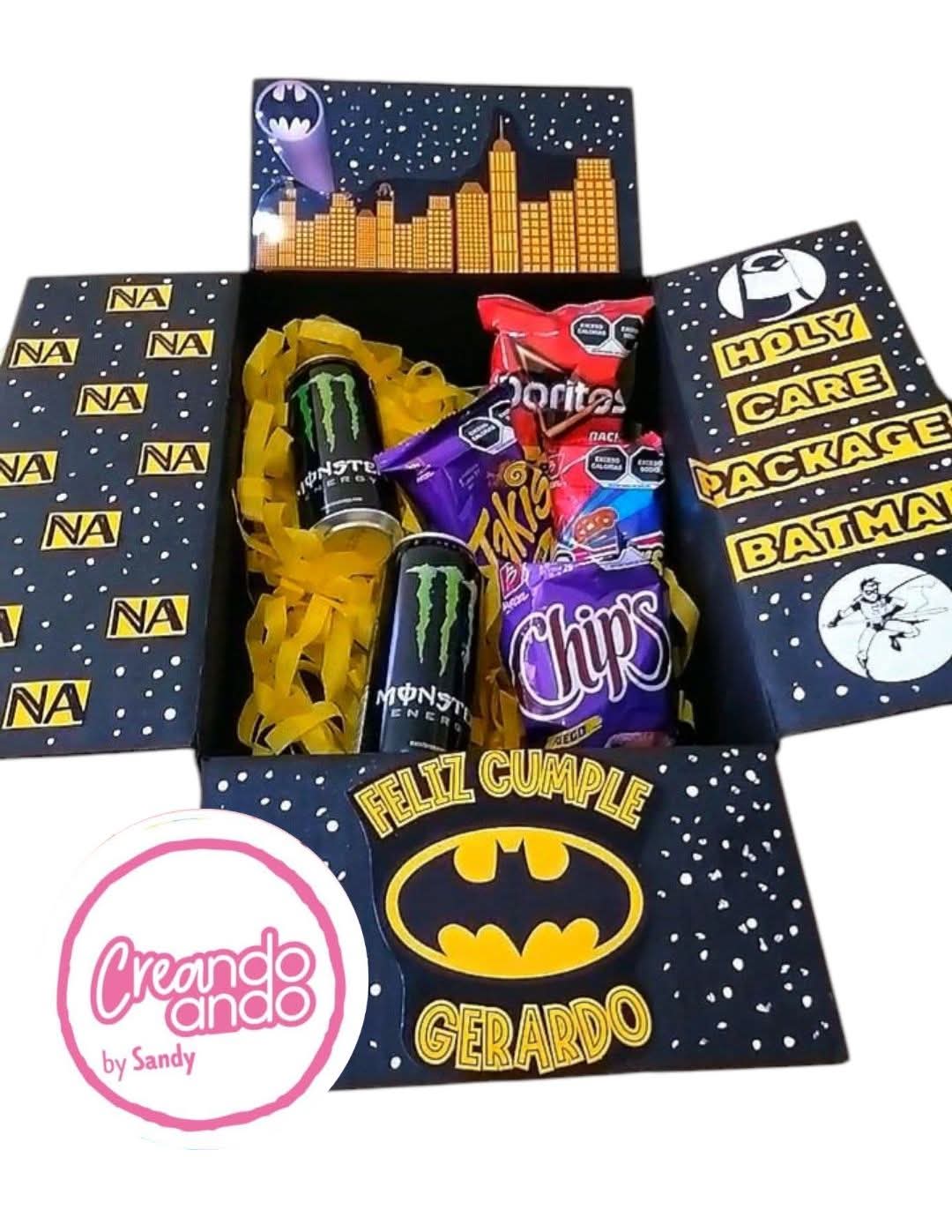 Caja de regalo de Batman con botanas y letrero Feliz cumple Gerardo, hecha por CreandoAndo