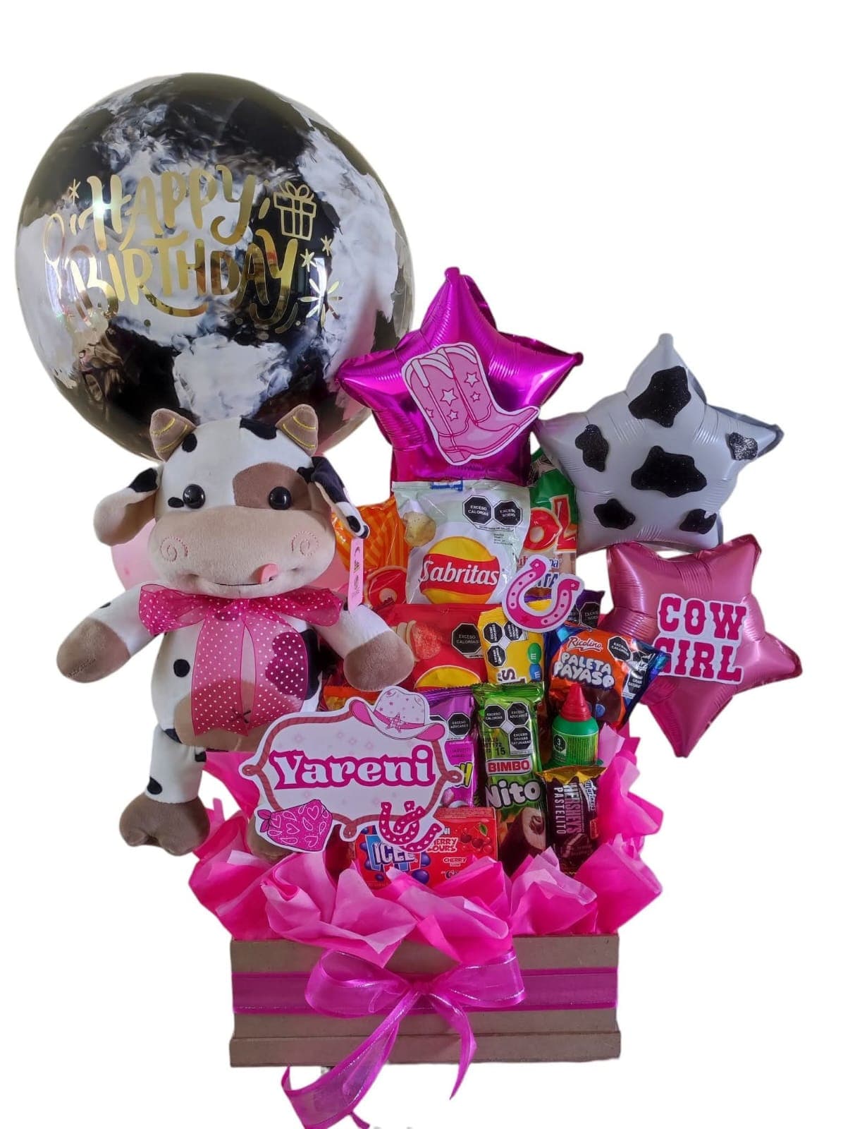 Caja de regalo vaquera con peluche de vaca, globos de estrella, dulces, botanas y letrero con el nombre Yareni, hecha por CreandoAndo