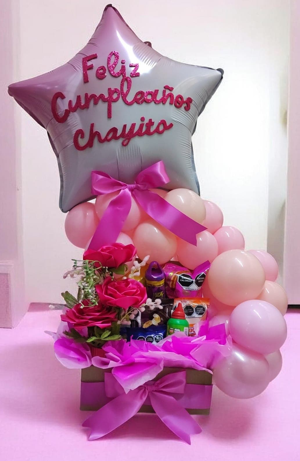 Caja sorpresa rosa con dulces, rosas de listón, globos rosas y globo de estrella Feliz Cumpleaños Chayito, hecha por CreandoAndo