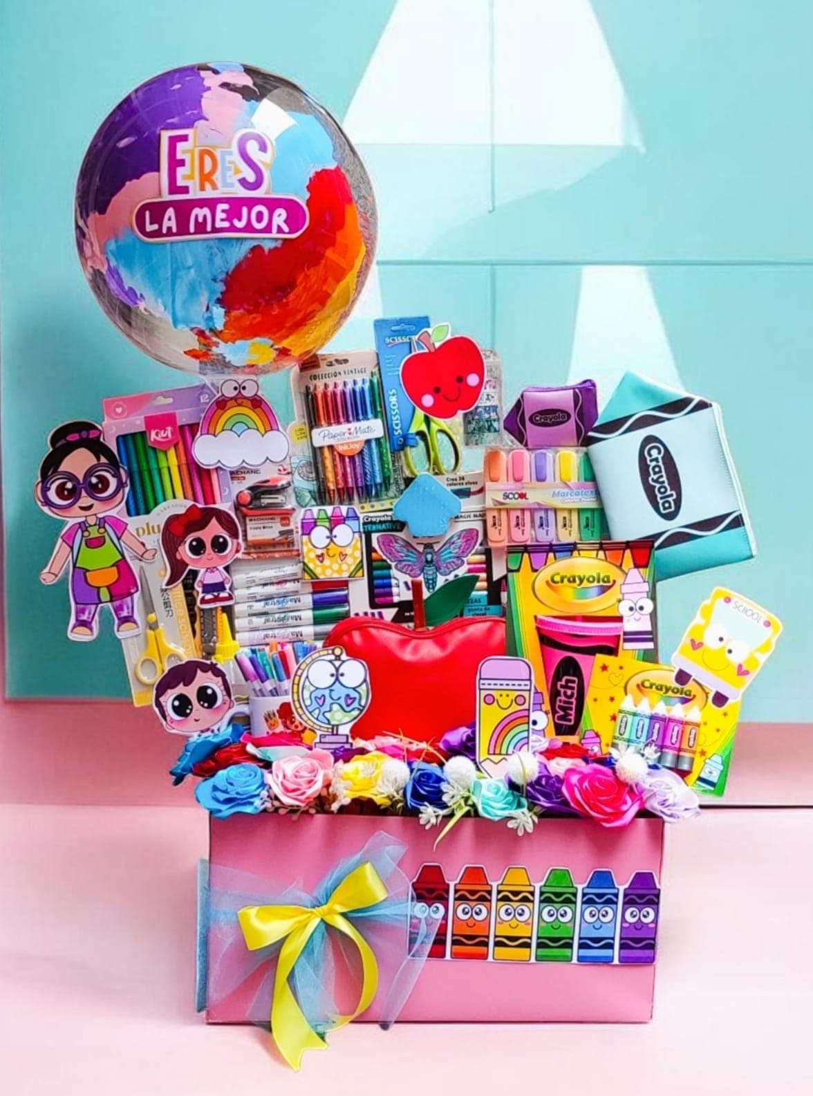 Caja de regalo para maestra con plumones, colores, tijeras, marcatextos, flores de listón y globo Eres la mejor, armada por CreandoAndo