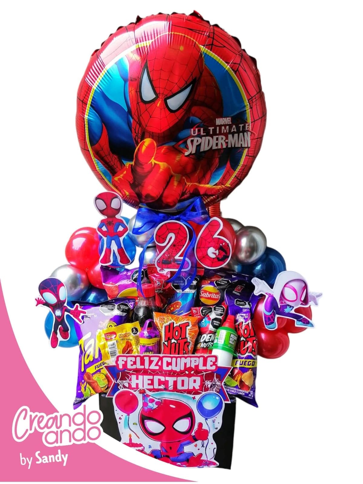 Caja de regalo de Spiderman con botanas, dulces, globo metálico y número 26 para el cumpleaños de Hector, hecha por CreandoAndo